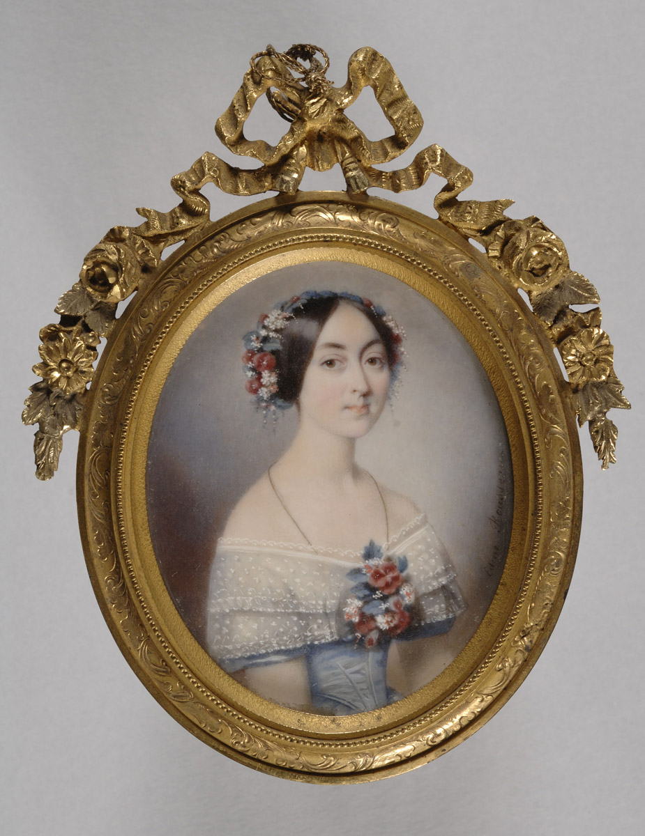 Jeune fille en buste portant une robe de bal bleue ornée d'une berthe_0